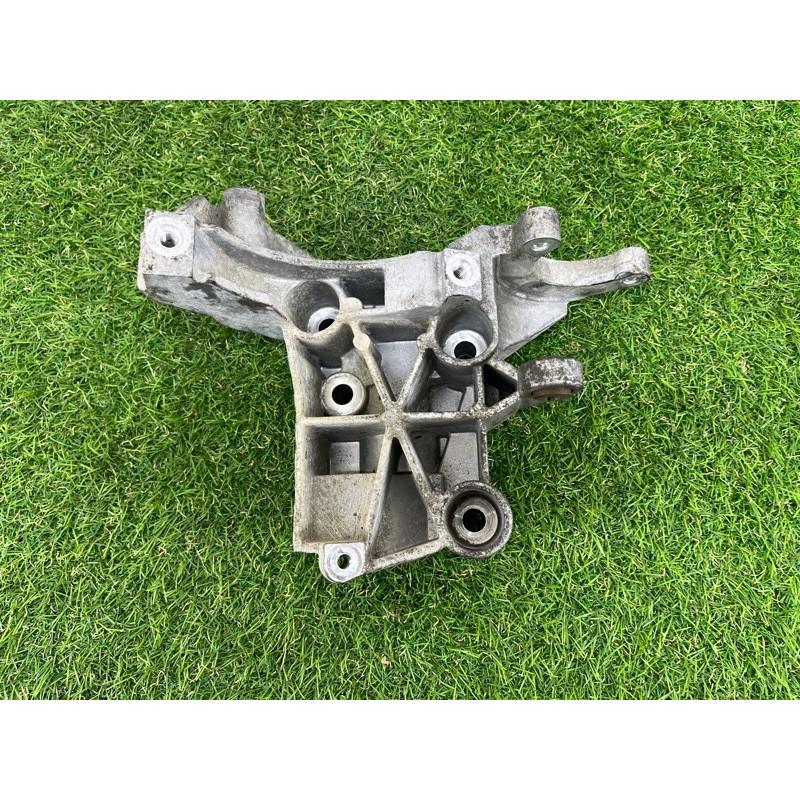 Кронштейн компрессора кондиционера (кронштейны двигателя) Volkswagen Touareg NF 2011 3.0 CASA 059145167AE