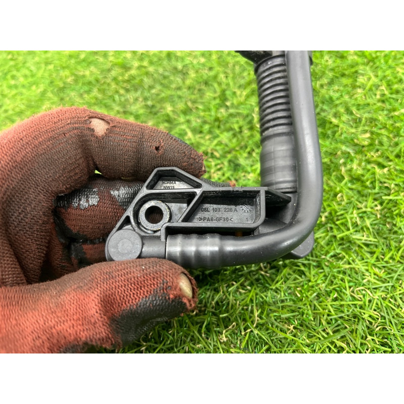 Трубка вентиляции картерных газов (двигатель и элементы) AUDI Q5 FY 2018 2.0 TFSI DAYB 06L103213AD