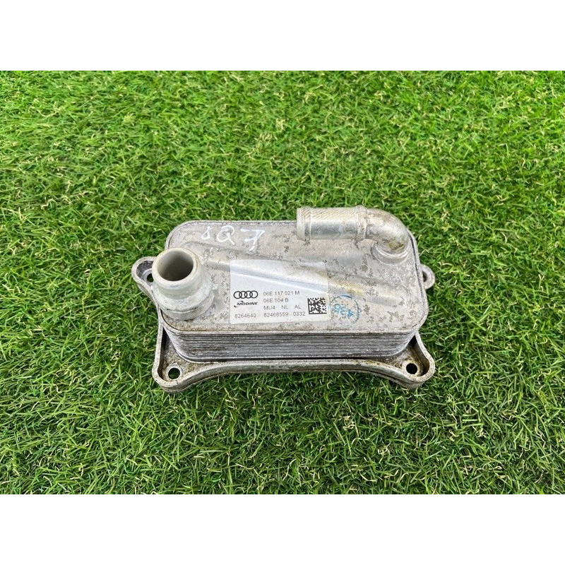 Теплообменник масляного фильтра (двигатель и элементы) AUDI Q7 4M 2018 3.0 TFSi 06E117021M