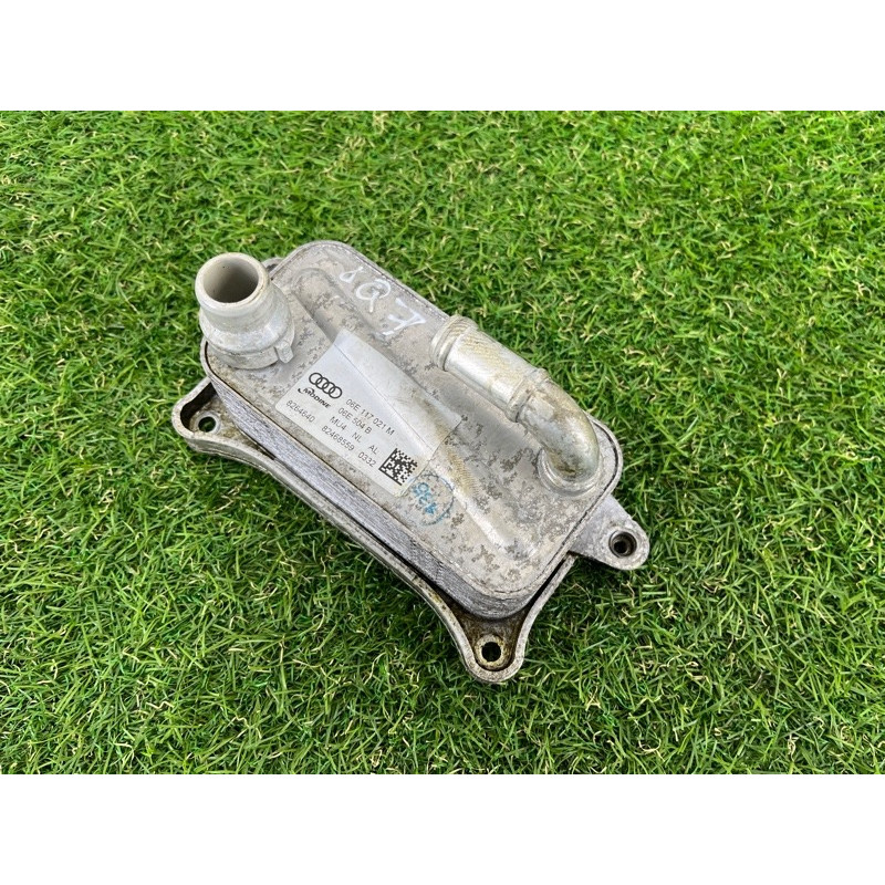 Теплообменник масляного фильтра (двигатель и элементы) AUDI Q7 4M 2018 3.0 TFSi 06E117021M