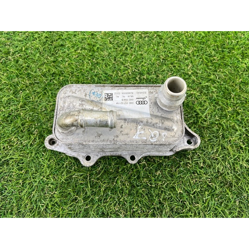 Теплообменник масляного фильтра (двигатель и элементы) AUDI Q7 4M 2018 3.0 TFSi 06E117021M