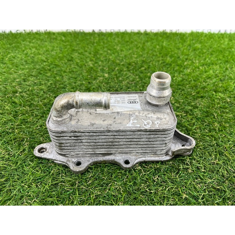 Теплообменник масляного фильтра (двигатель и элементы) AUDI Q7 4M 2018 3.0 TFSi 06E117021M