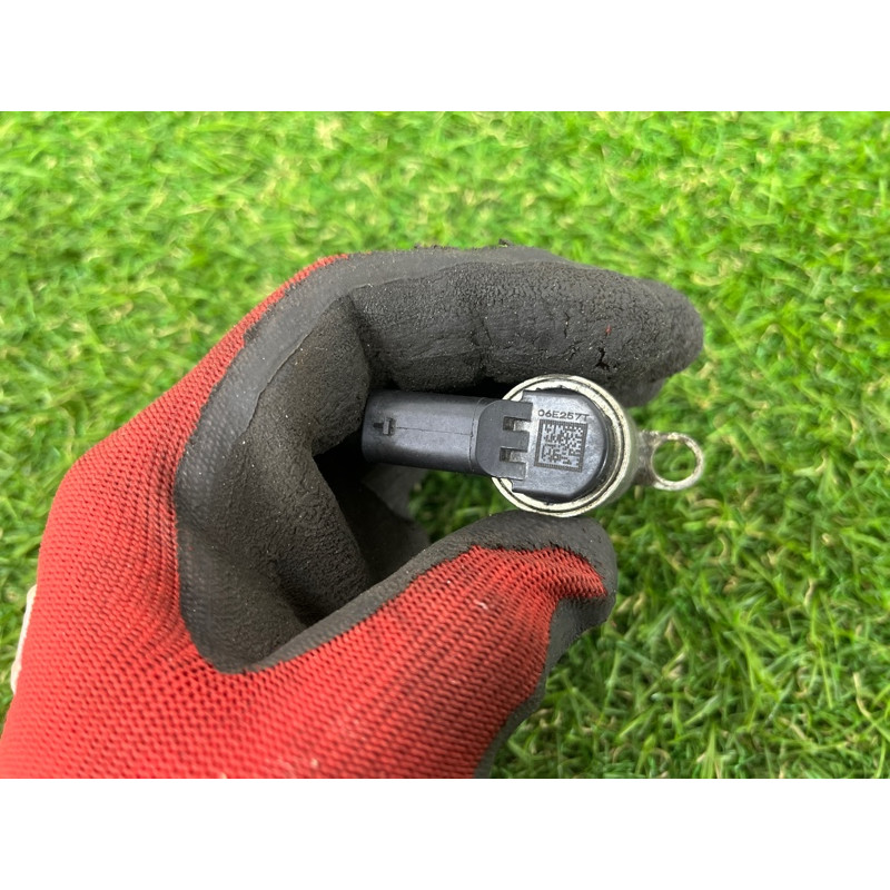 Клапан фазорегулятора (электрика двигателя) AUDI Q7 4M 2018 3.0 TFSi 06E109257T