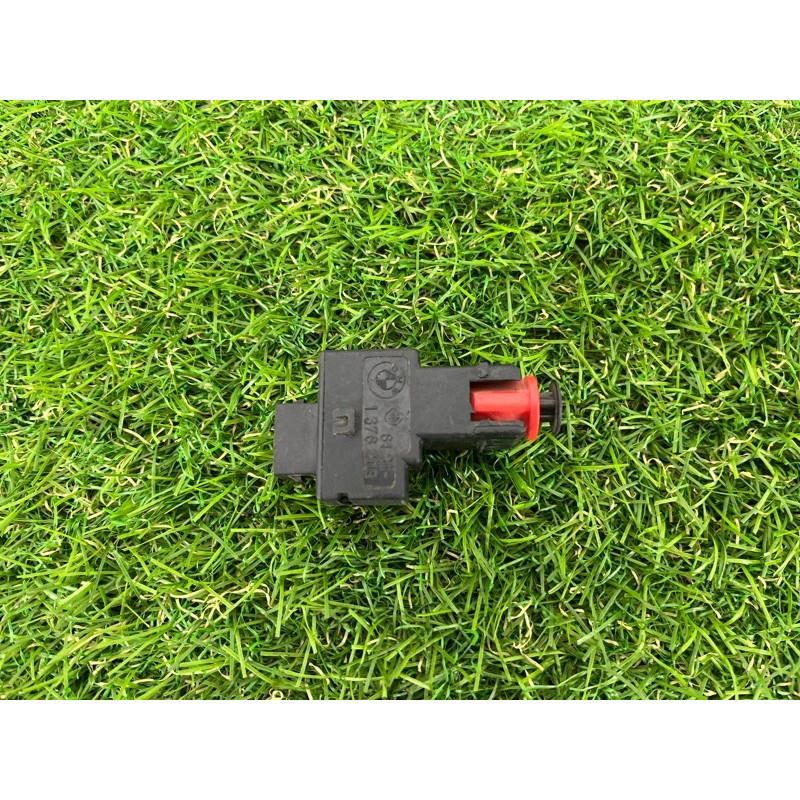 Концевик педали тормоза (электрика / датчики) BMW 5-series E39 61311378209