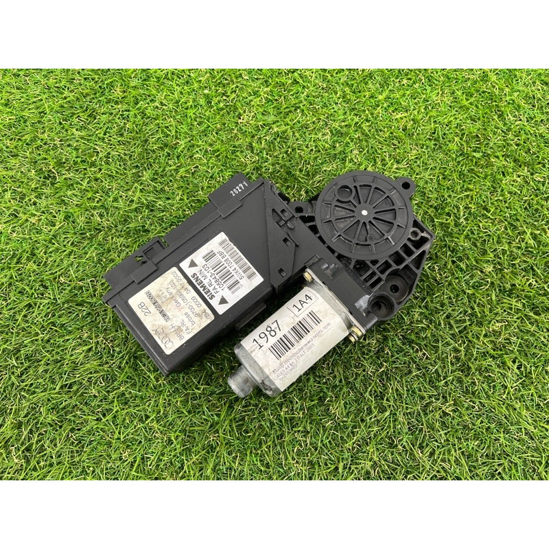 Мотор стеклоподъемника (электрика) AUDI A4 B6 2003 2.0 ALT 8e2959802b