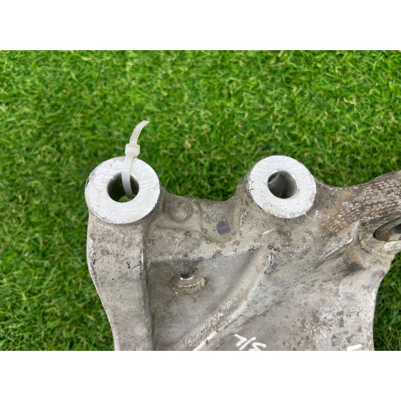 Цапфа подвески (подвеска) Opel Insignia A 13327458