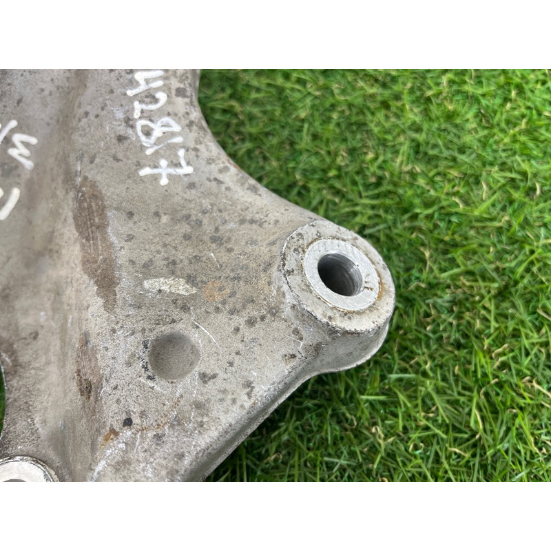 Цапфа подвески (подвеска) Opel Insignia A 13327458