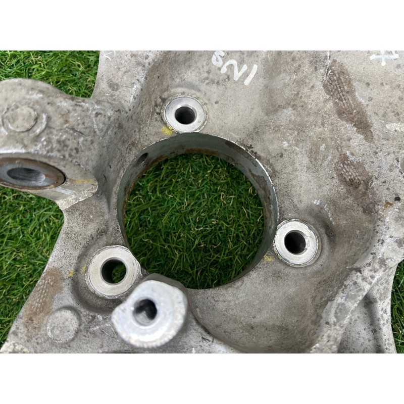 Цапфа подвески (подвеска) Opel Insignia A 13327458