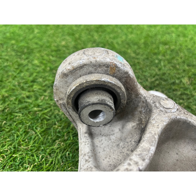 Цапфа подвески (подвеска) Opel Insignia A 13327458