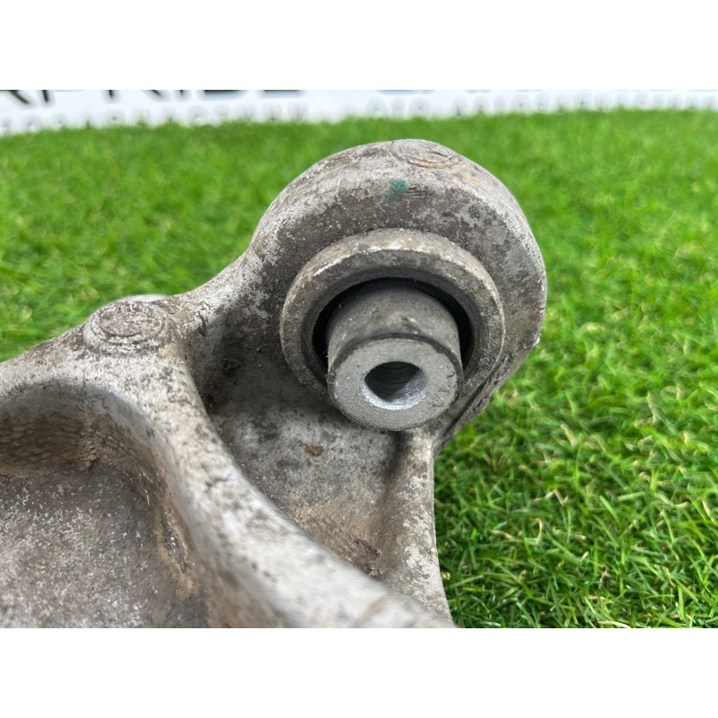 Цапфа подвески (подвеска) Opel Insignia A 13327459