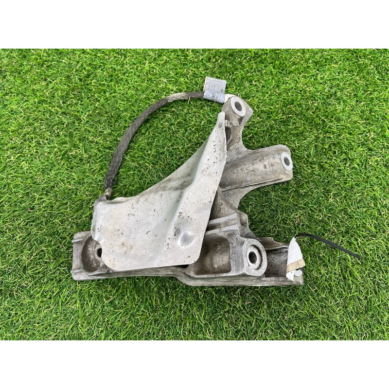 Кронштейн подушки двигателя (кронштейны двигателя) BMW 5-series E60 2005 N52B25 22116770940