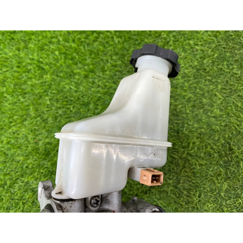 Главный тормозной цилиндр (тормозная система) KIA Sorento UM 2013 2.4 585101U801