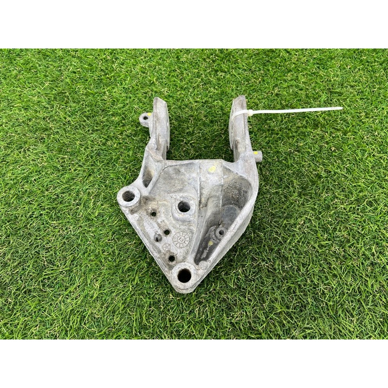 Кронштейн подушки двигателя (кронштейны двигателя) Dodge Caravan RT 04721570ab