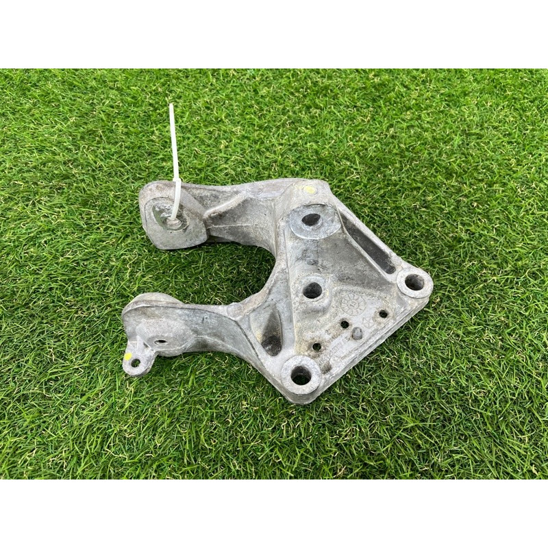 Кронштейн подушки двигателя (кронштейны двигателя) Dodge Caravan RT 04721570ab