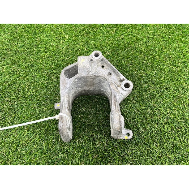 Кронштейн подушки двигателя (кронштейны двигателя) Dodge Caravan RT 04721570ab