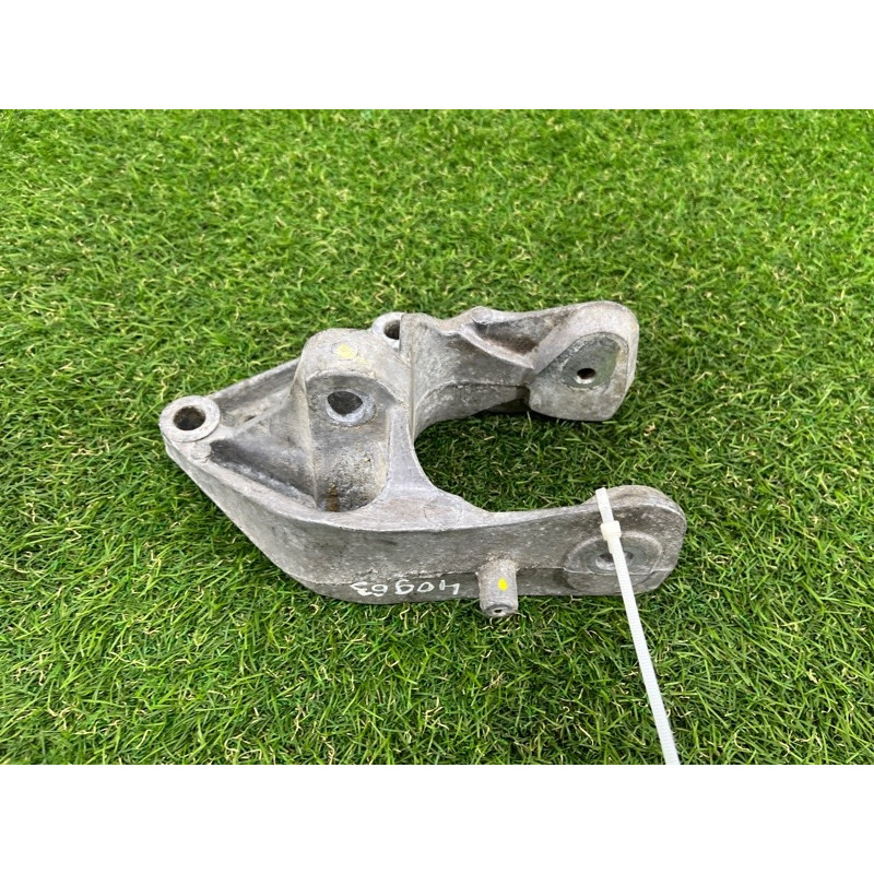 Кронштейн подушки двигателя (кронштейны двигателя) Dodge Caravan RT 04721570ab