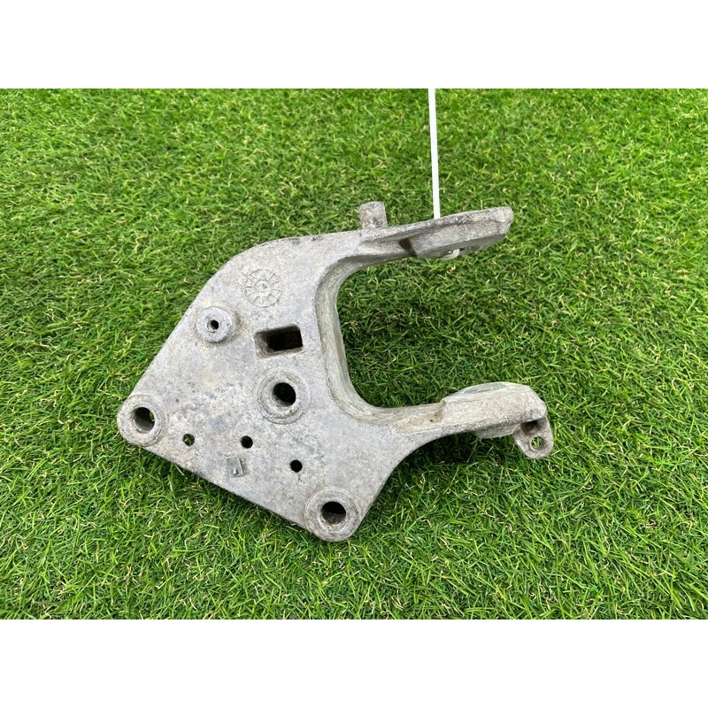 Кронштейн подушки двигателя (кронштейны двигателя) Dodge Caravan RT 04721570ab