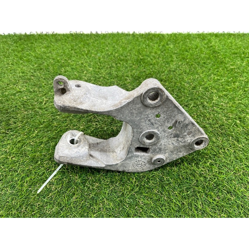 Кронштейн подушки двигателя (кронштейны двигателя) Dodge Caravan RT 04721570ab