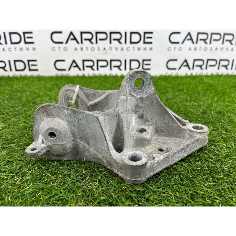 Кронштейн подушки двигателя (кронштейны двигателя) Dodge Caravan RT 04721570ab