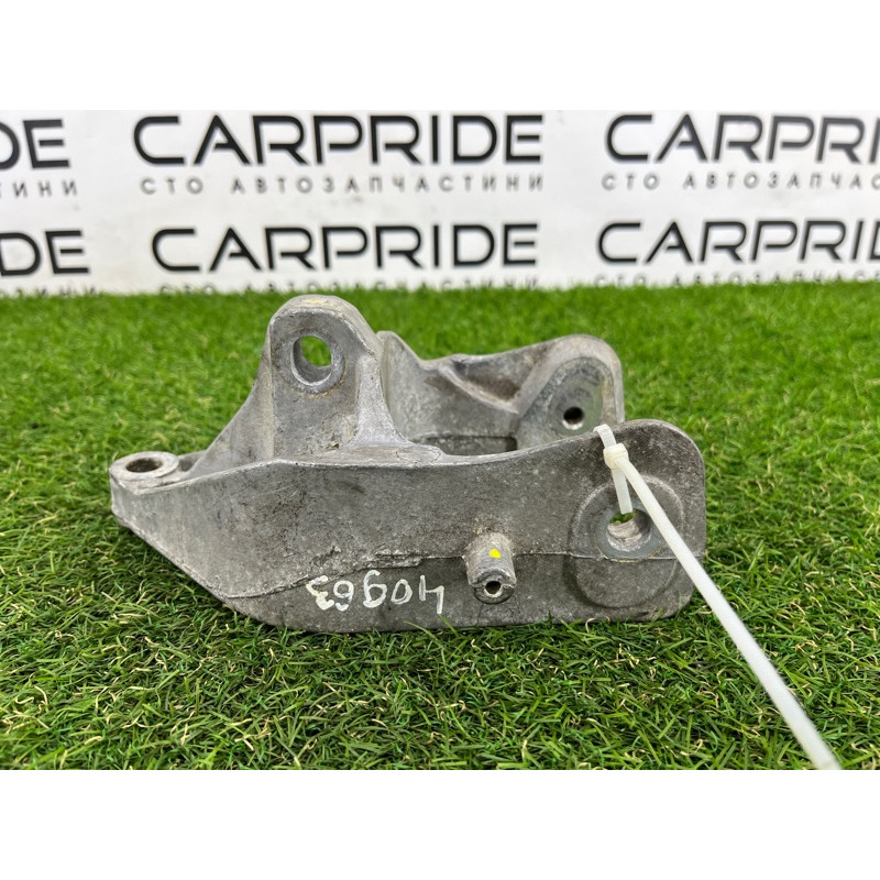 Кронштейн подушки двигателя (кронштейны двигателя) Dodge Caravan RT 04721570ab