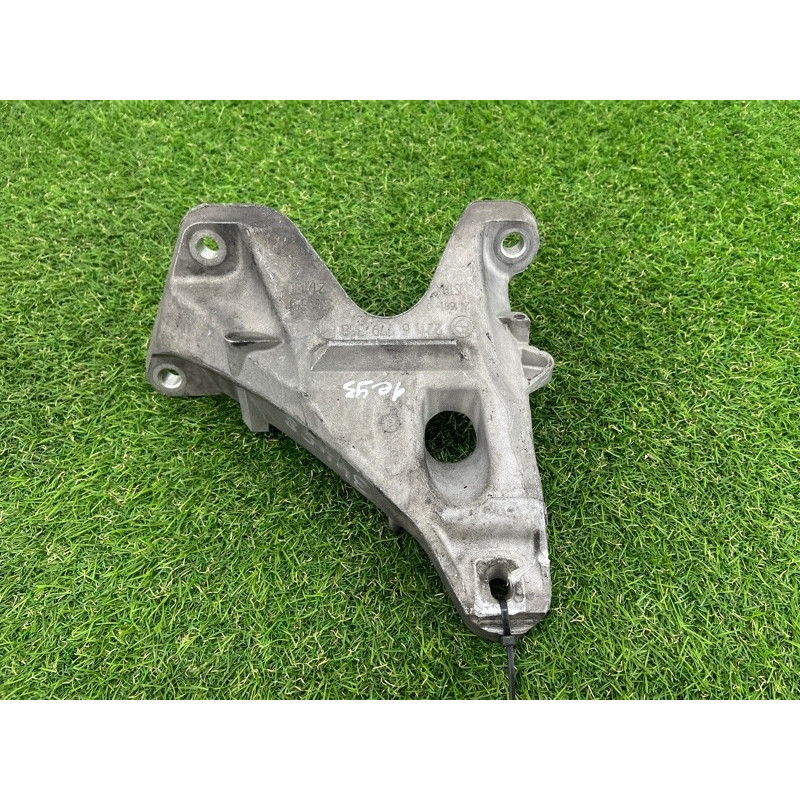 Кріплення подушки двигуна (кронштейни двигуна) BMW 3-series E93 2010 3.0 N52 22116779370