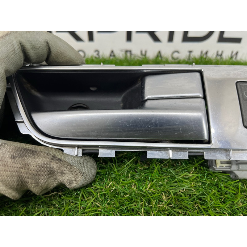 Ручка двери внутренняя (салон) Land Rover Discovery L319 ah2214017aa