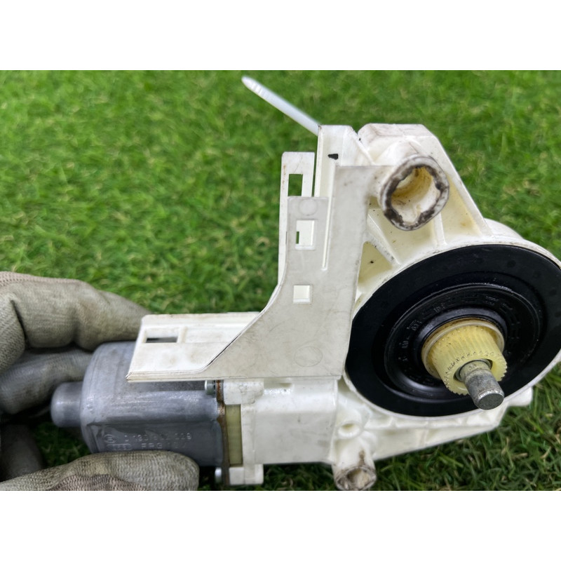 Мотор стеклоподъемника (электрика) Volkswagen Golf 1K 2.5 1k3837402s