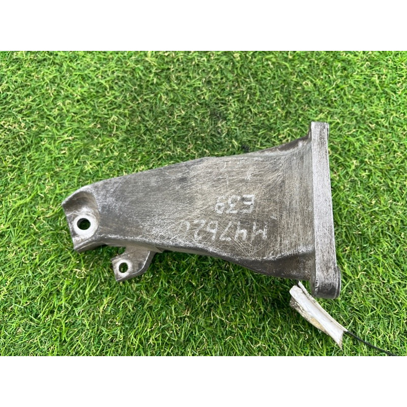 Кронштейн подушки двигателя (кронштейны двигателя) BMW 5-series E39 22116751582