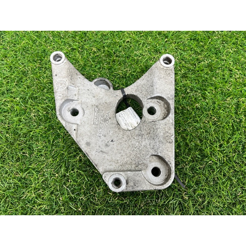 Кронштейн компрессора кондиционера (кронштейны двигателя) Ford Mustang MK6 fr3e19d624ca