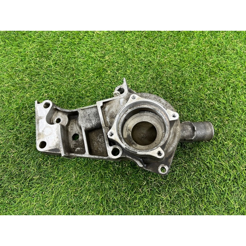 Корпус помпы (система охлаждения) Ford Transit Connect 1 2005 1.8L 1114354