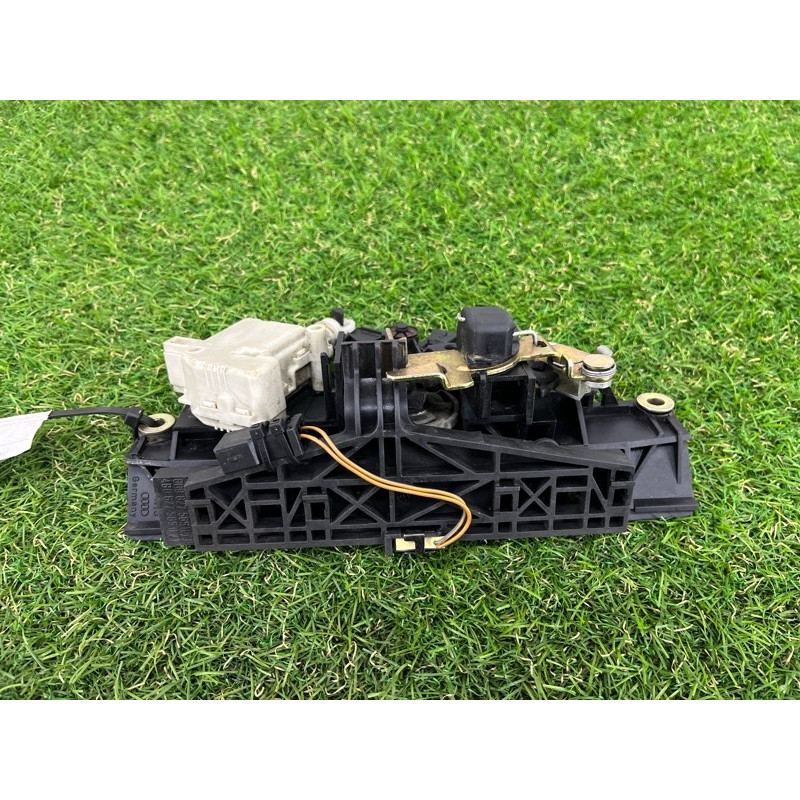 Замок багажника (кузов и элементы) AUDI A6 C5 2001 2.5 AKE 8D9827565h
