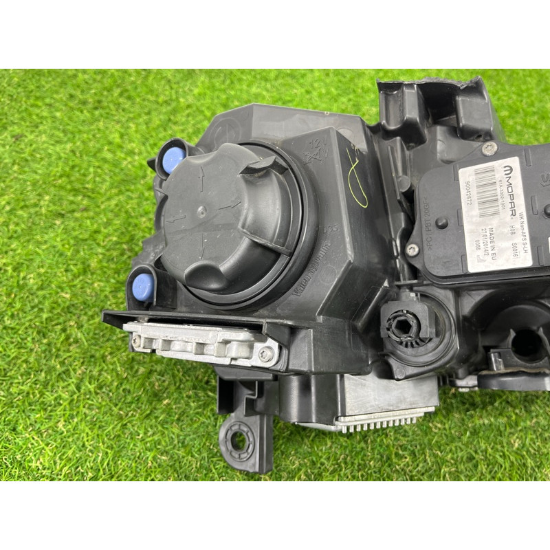 Фара (оптика) Jeep Grand Cherokee WK2 2014 3.0 Diesel EXF 68111001AE