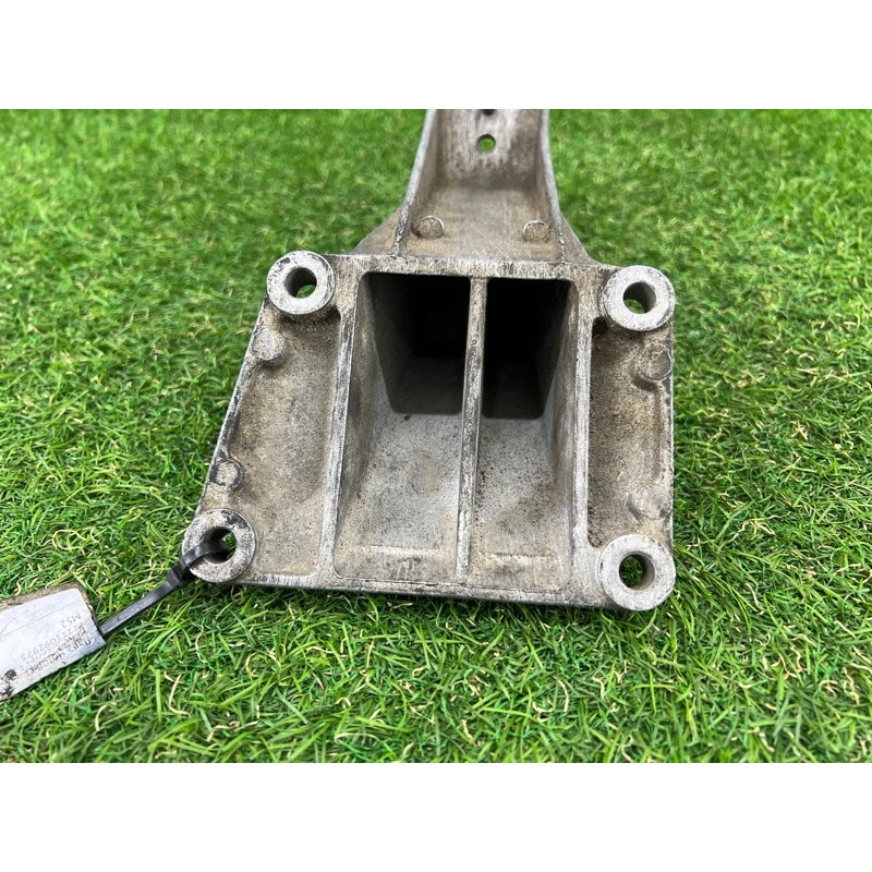 Кронштейн подушки двигателя (кронштейны двигателя) BMW 5-series E39 22111092973