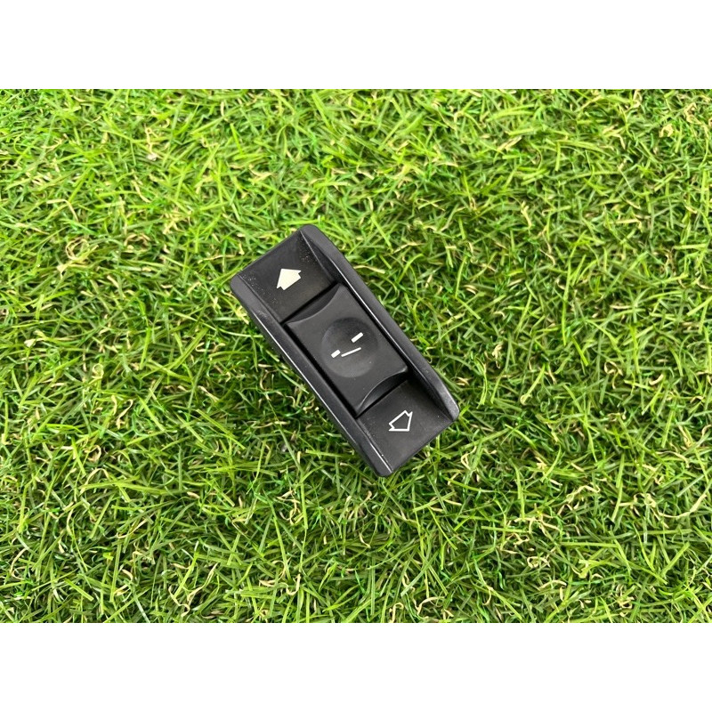 Кнопка сдвижной крышки люка (электрика / кнопки) BMW 7-series E38 61318352182