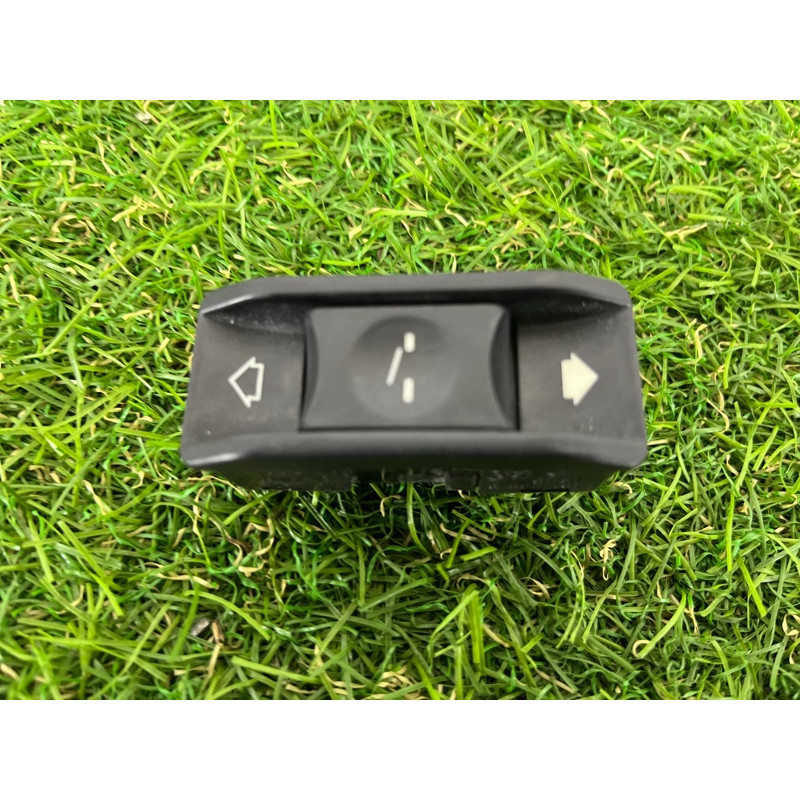 Кнопка сдвижной крышки люка (электрика / кнопки) BMW 7-series E38 61318352182