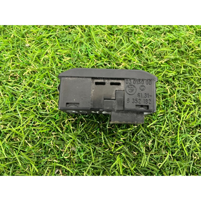 Кнопка сдвижной крышки люка (электрика / кнопки) BMW 7-series E38 61318352182