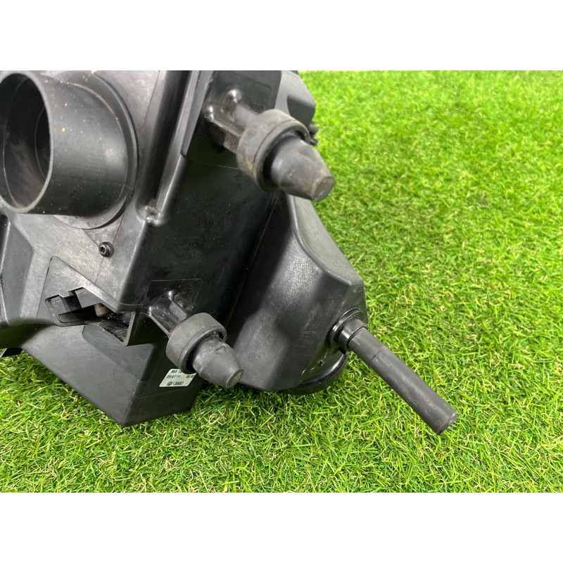 Корпус воздушного фильтра (впускная система) AUDI Q5 8R 2012 3.2 CALB 8K0133837E