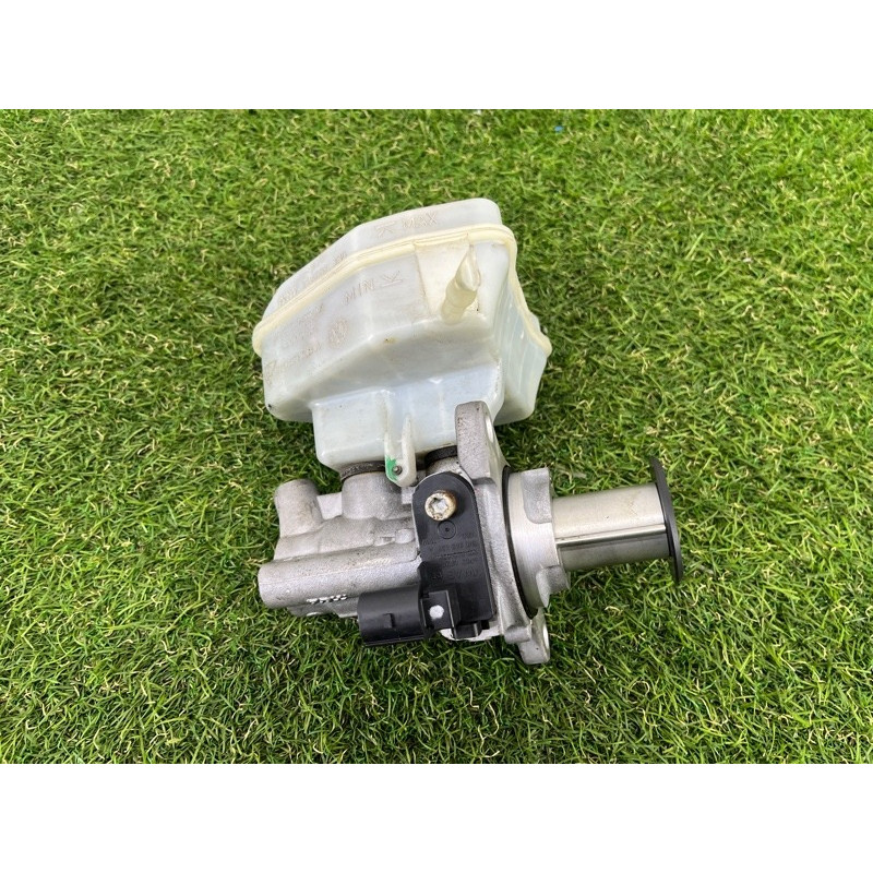 Главный тормозной цилиндр (тормозная система) Volkswagen Touareg NF 2012 3.6 CGRA 7P0611019A