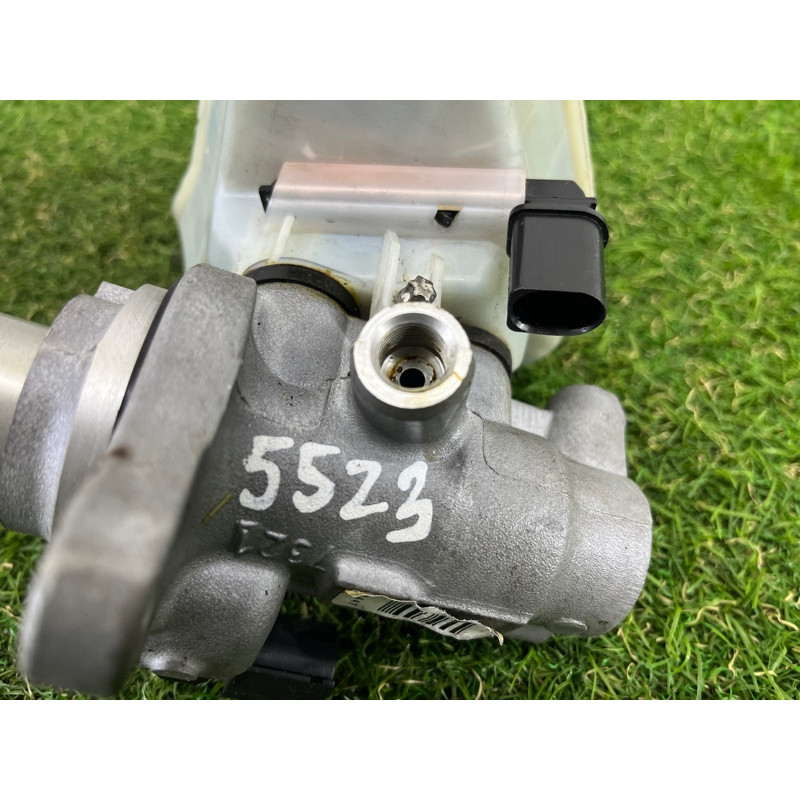 Главный тормозной цилиндр (тормозная система) Volkswagen Touareg NF 2012 3.6 CGRA 7P0611019A