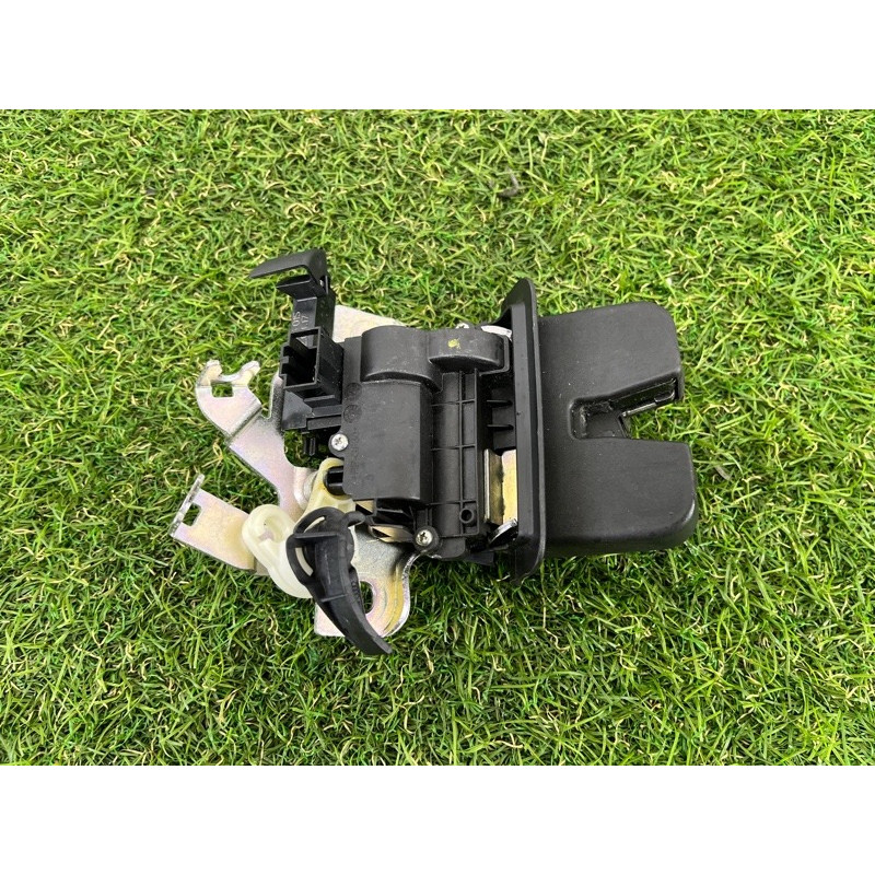 Замок багажника (кузов и элементы) AUDI A4 B9 2017 2.0 DBPA 8W0827503