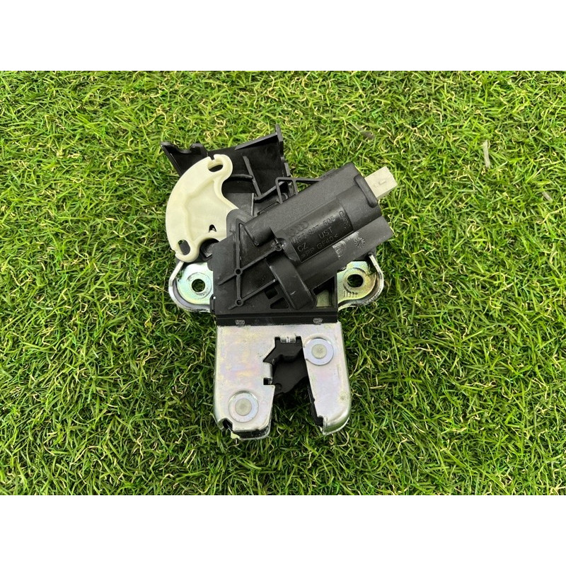 Замок багажника (кузов и элементы) AUDI A4 B8 2012 2.0 CAEB 4F5827505D