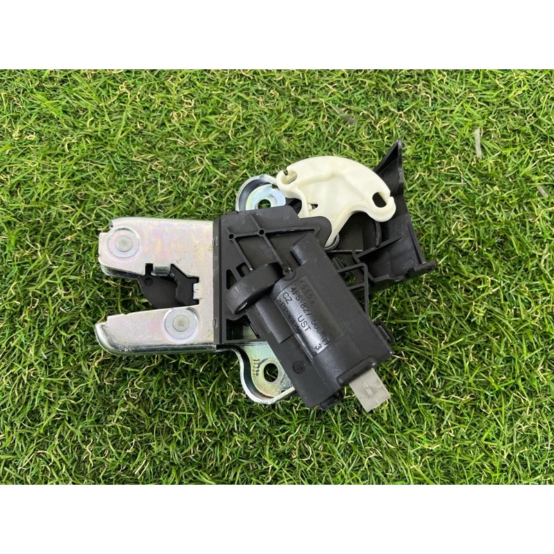 Замок багажника (кузов и элементы) AUDI A4 B8 2012 2.0 CAEB 4F5827505D