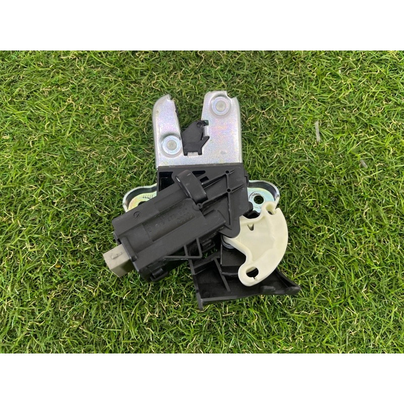 Замок багажника (кузов и элементы) AUDI A4 B8 2012 2.0 CAEB 4F5827505D