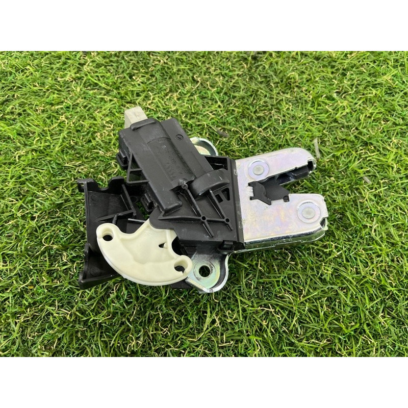 Замок багажника (кузов и элементы) AUDI A4 B8 2012 2.0 CAEB 4F5827505D