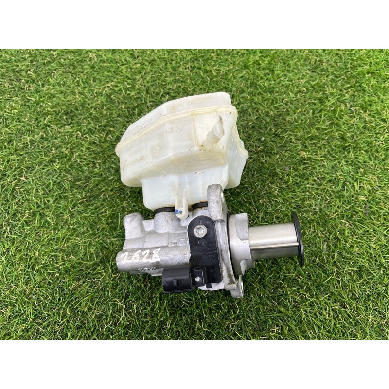 Главный тормозной цилиндр (тормозная система) Volkswagen Touareg NF 2013 3.6 7P0611019A