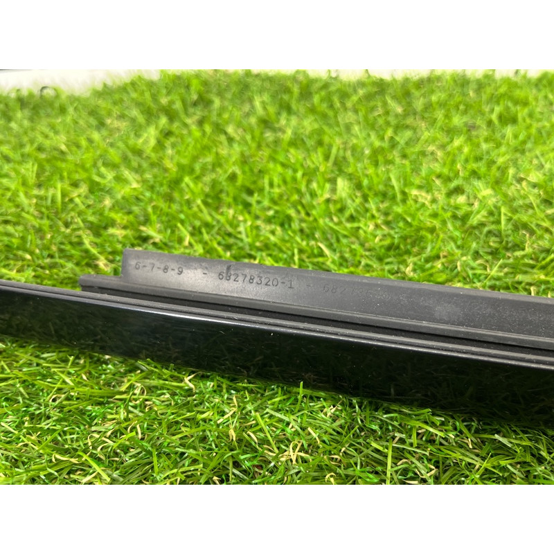 Молдинг стекла (кузов и элементы) Jeep Grand Cherokee WK2 2020 3.6 68257257AE