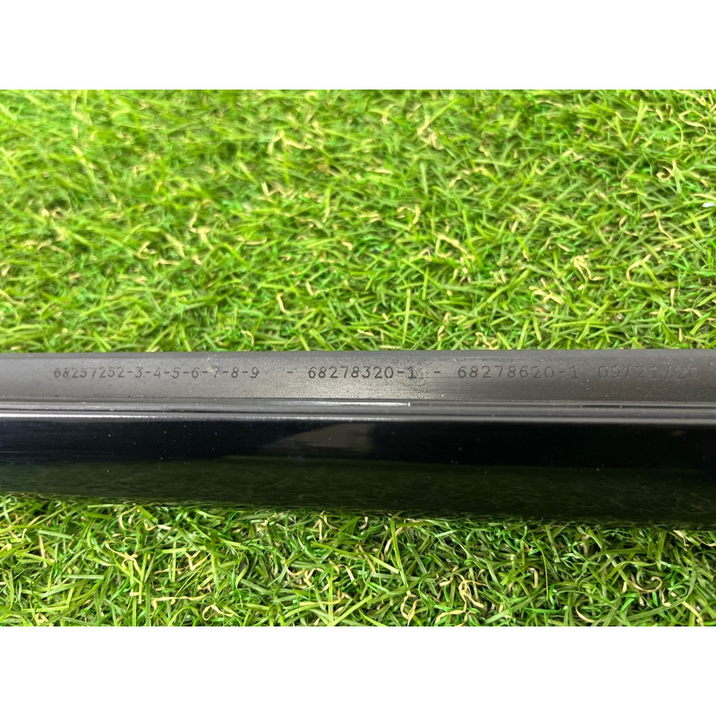 Молдинг стекла (кузов и элементы) Jeep Grand Cherokee WK2 2020 3.6 68257256AE