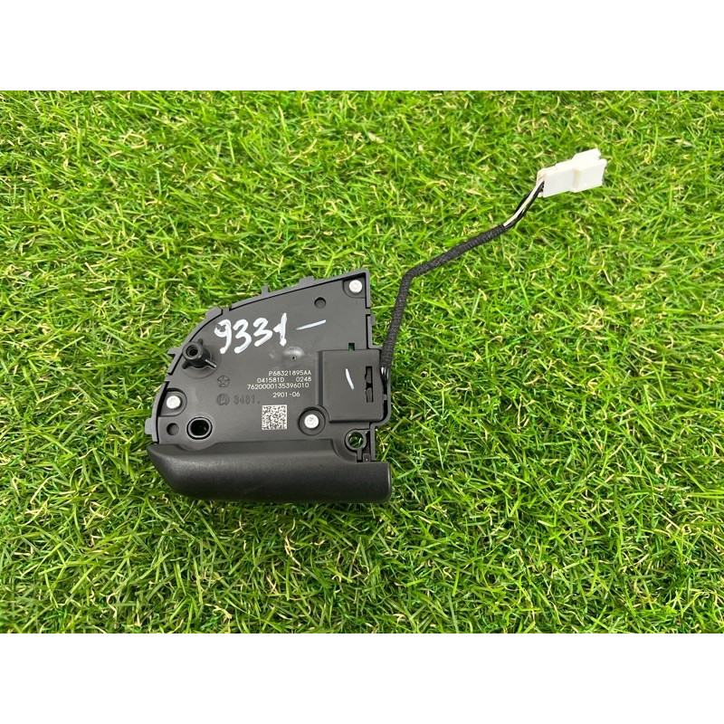 Кнопки руля (электрика / кнопки) Jeep Grand Cherokee WK2 2020 3.6 68321895AA