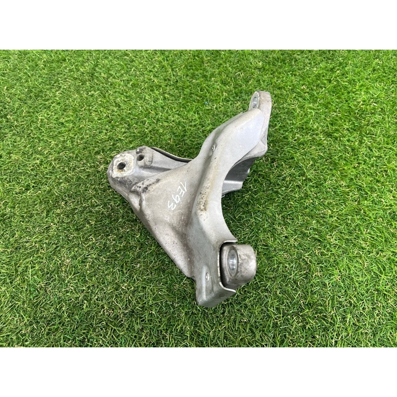 Кріплення подушки двигуна (кронштейни двигуна) BMW 3-series E93 2008 3.0 N54 22116772154