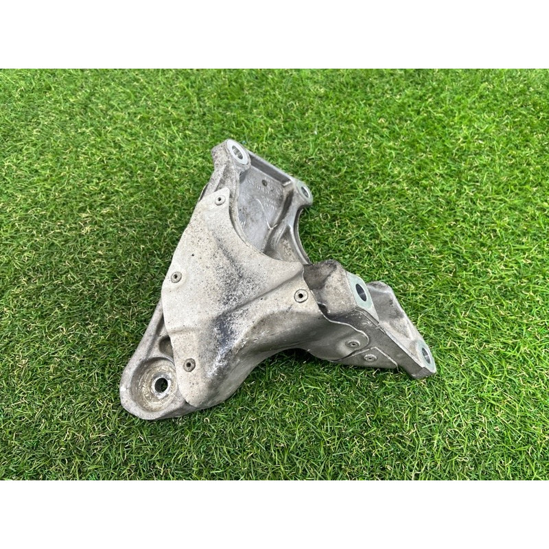 Кріплення подушки двигуна (кронштейни двигуна) BMW 3-series E93 2008 3.0 N54 22116772154